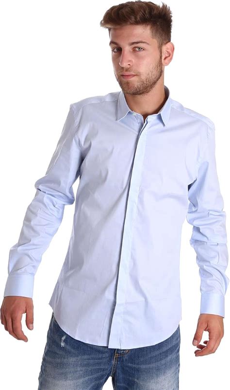 Camicia da uomo classica in seta con abbottonatura nascosta.